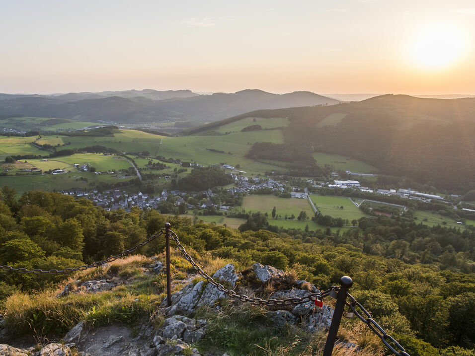 Bruchhauser Steine am Rothaarsteig Blick von den Bruchhauser Steinen auf Bruchhausen bei Ihrer Wanderreise auf dem Rothaarsteig